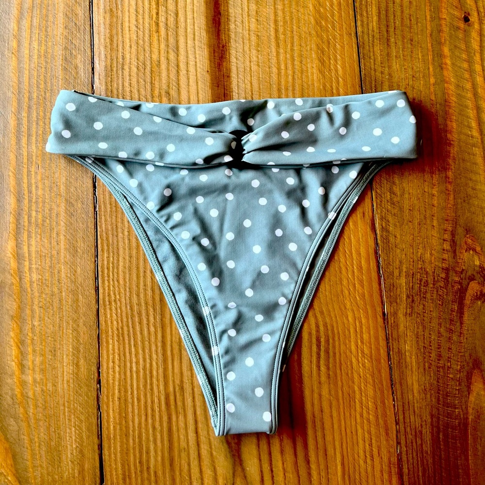NEVER WORN! Abercrombie women’s size medium high waisted bikini bottoms